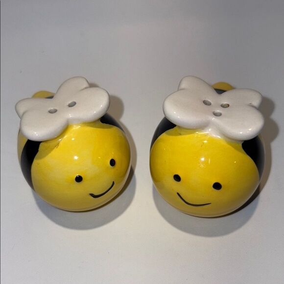 Ceramic bee salt, and pepper shakers - Picture 2 of 7
